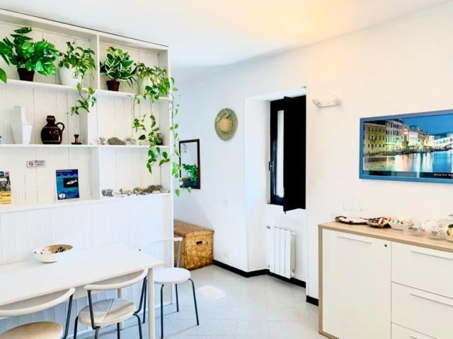 La Marina Tower Apartment With Private Sea View Terrace Вернацца Екстер'єр фото
